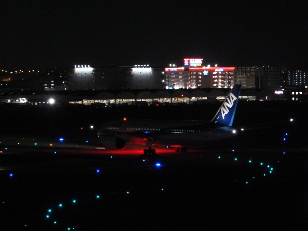 夜の福岡空港を出発　②