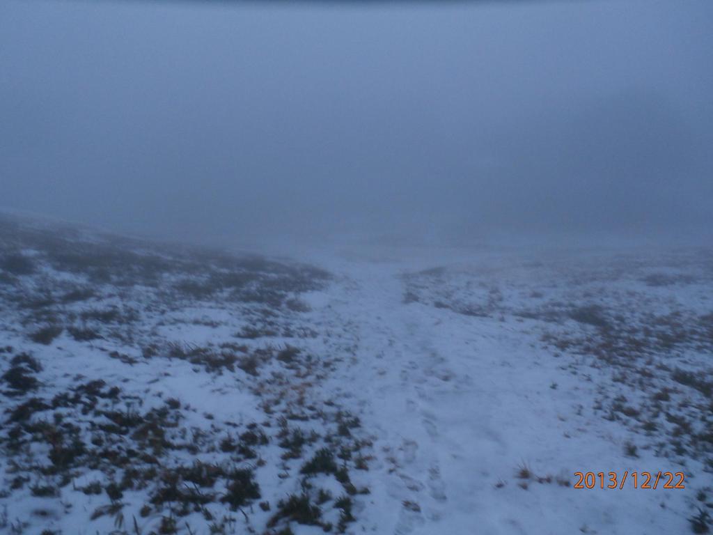 雪の後の霧のため視界が見えない基山山中