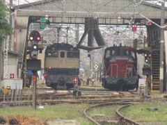 EF65とDE10の並び　下関にて