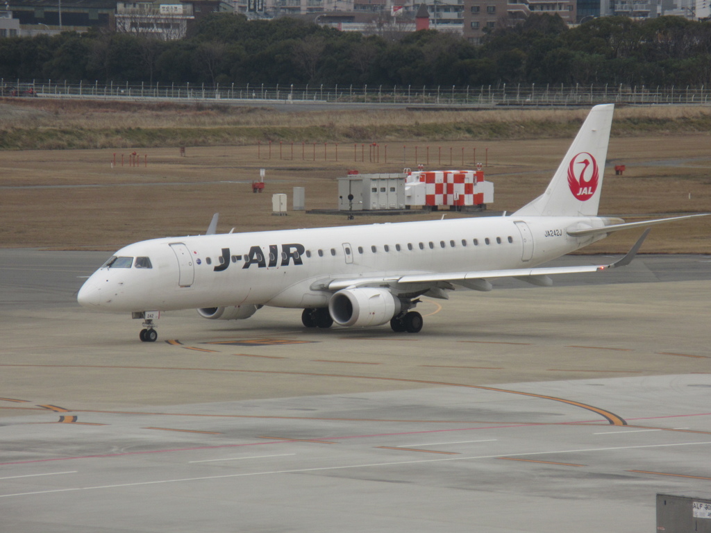 J-AIR  E190  JA242J