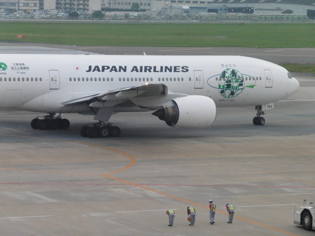 JALの出発を見送るスタッフ