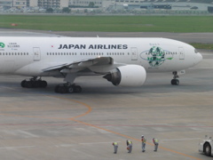 JALの出発を見送るスタッフ