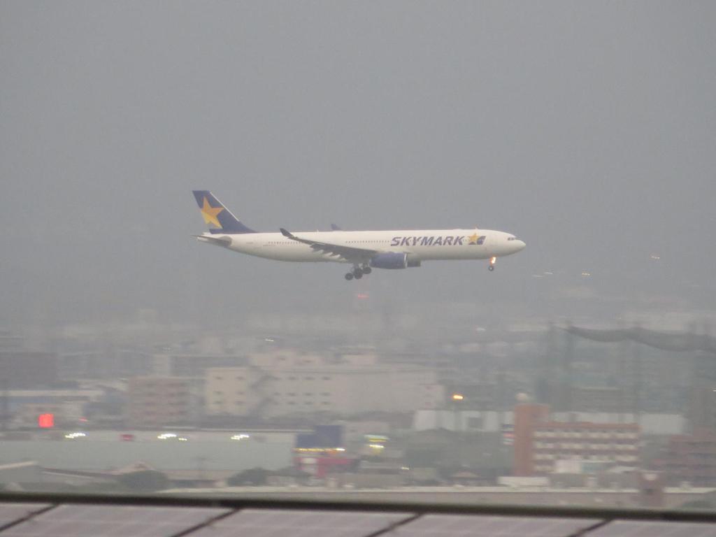 博多シティ屋上から見たskymark A330