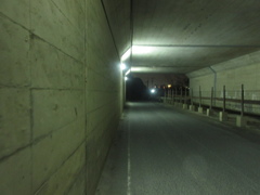 夜のトンネルにて