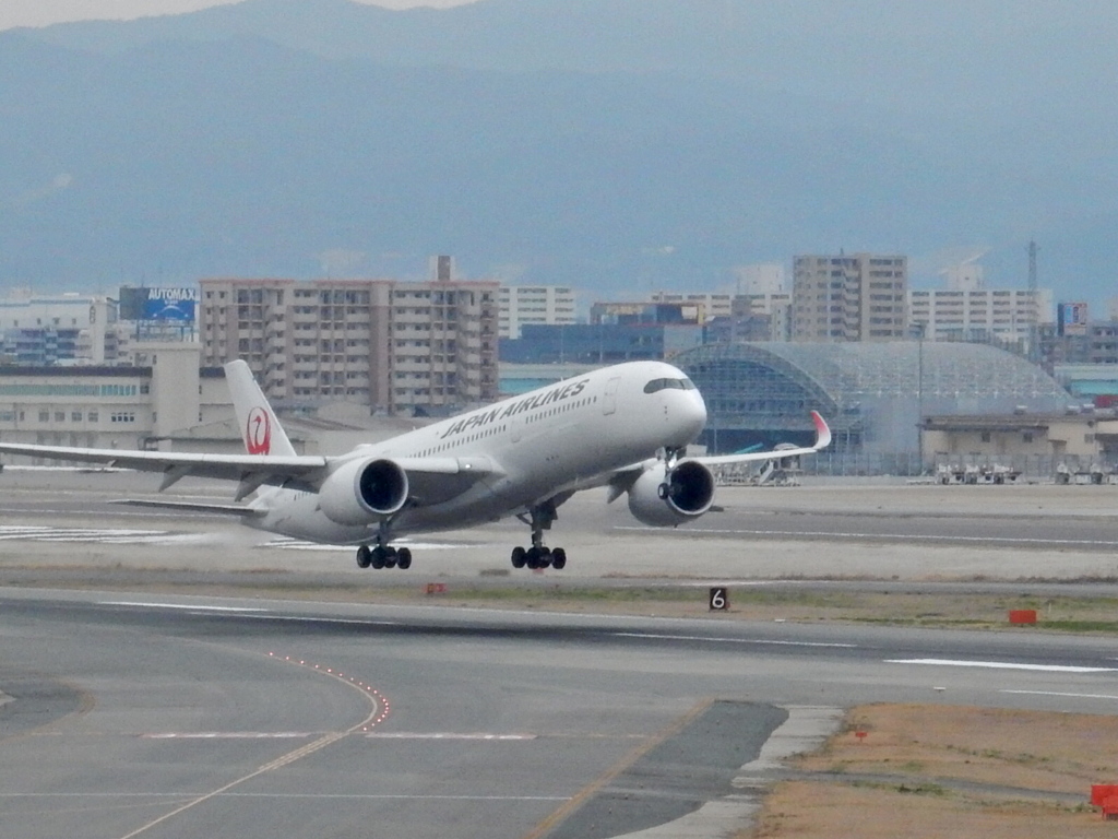 JAL　A350　福岡空港離陸　①