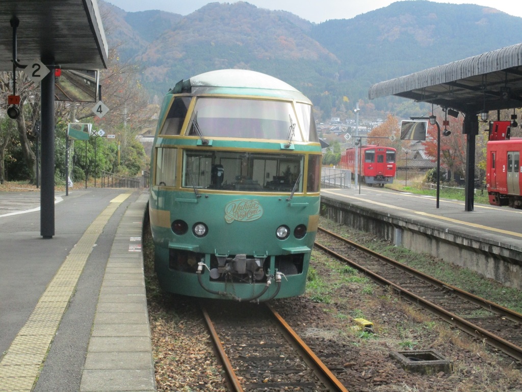 湯布院駅の閉じ込められた車両たち　①
