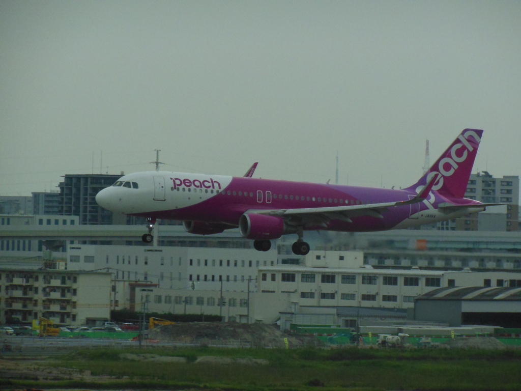 PEACH  A320neo  福岡空港ランディング