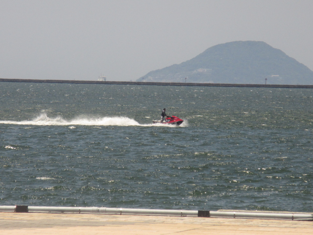 博多港にて水上バイクを楽しむ人①