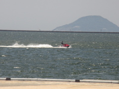 博多港にて水上バイクを楽しむ人①