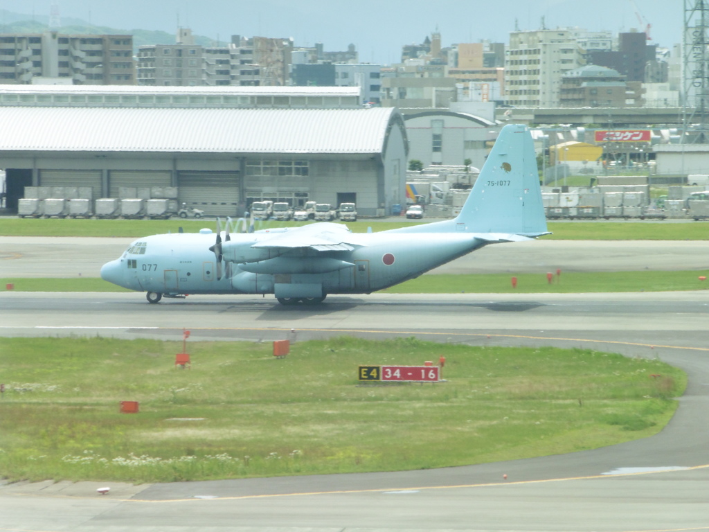 航空自衛隊　C-130H 75-1077 第401飛行隊離陸