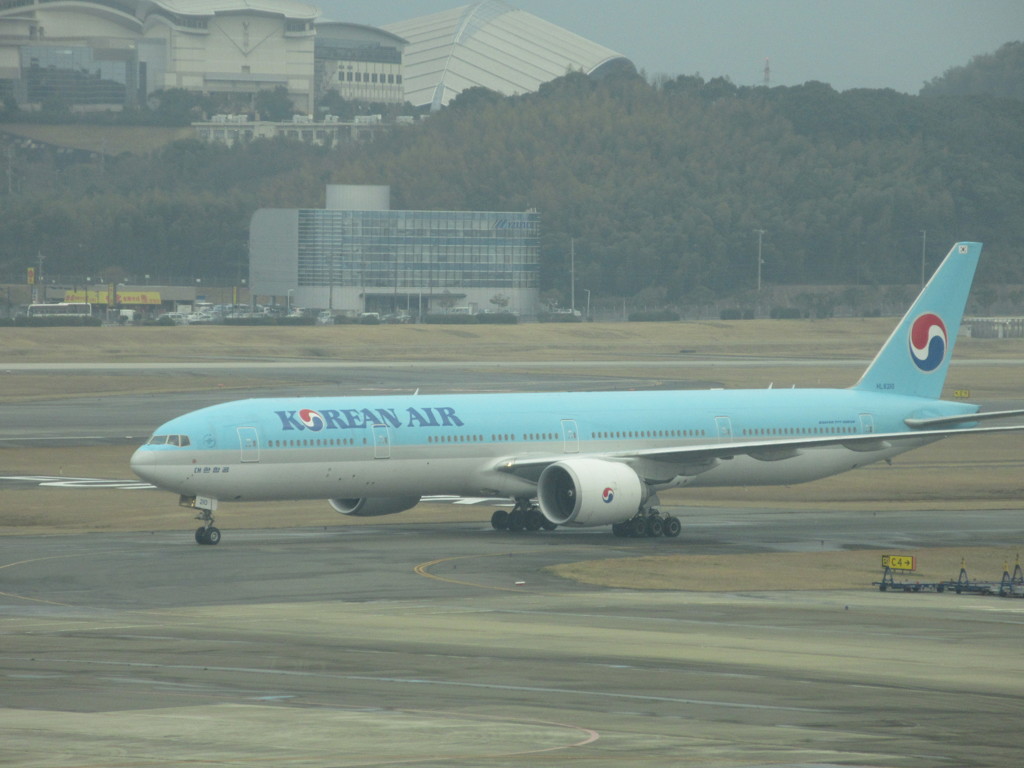 KOREAN AIR  B777-300の到着