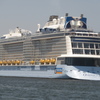 博多港に寄港した　OVATION OF THE SEAS