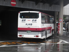 博多交通センターの狭い通路に入る高速バス②