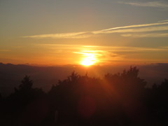 山頂から眺める朝日