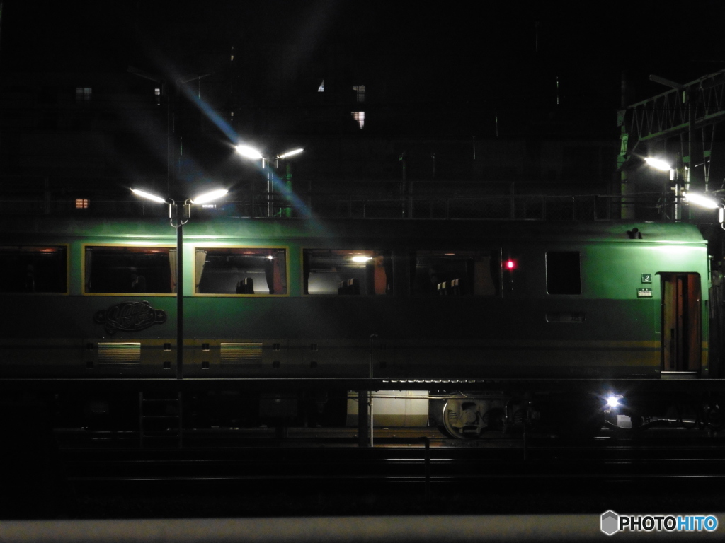 夜の車両基地に停車するゆふいんの森①