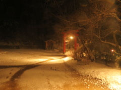 雪の夜の神社　⑨