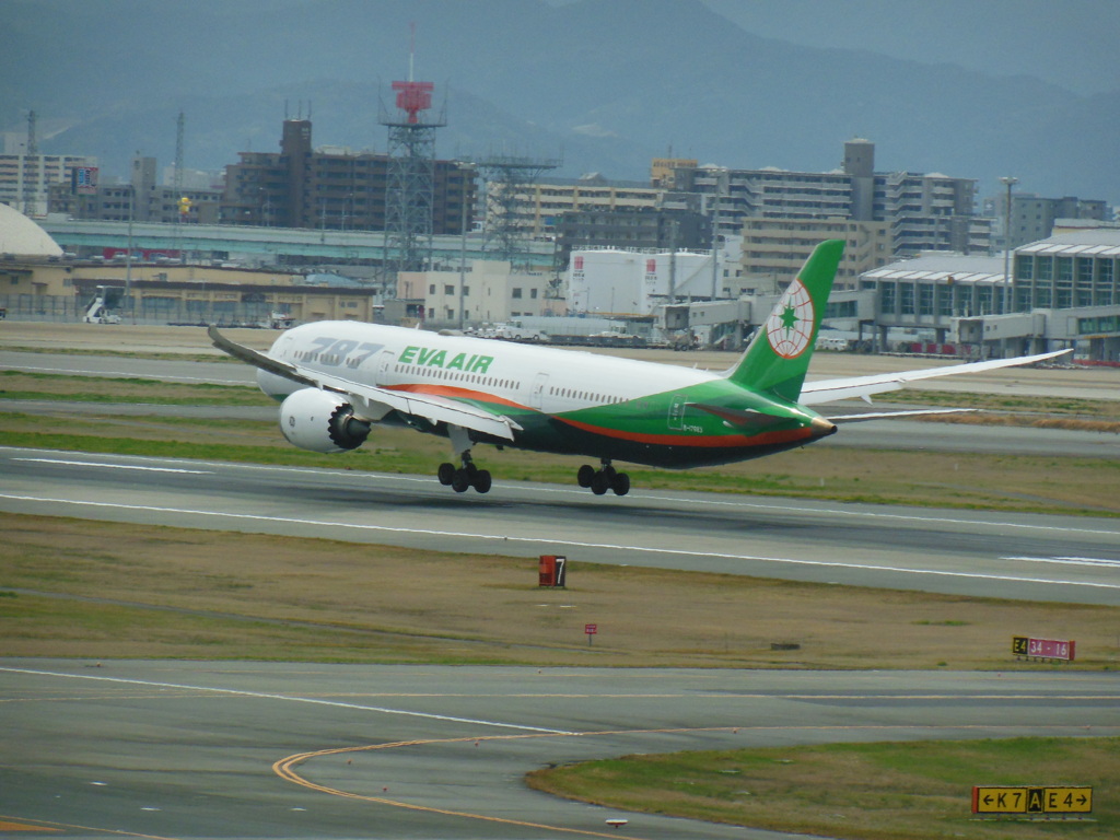 EVA AIR B787-9  福岡空港へランディング　③