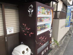 梅の木が描かれた自動販売機