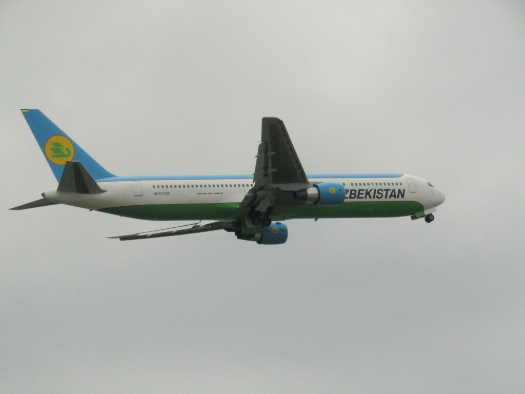 ウズベキスタン航空　B767-300ER　UK67006
