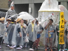 雨の中のどんたく②