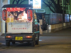 コンビニの前の一軒のたこやき屋