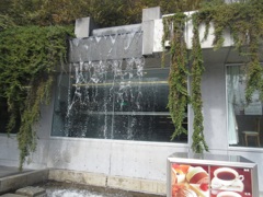 喫茶店の天井から流れ落ちる水②