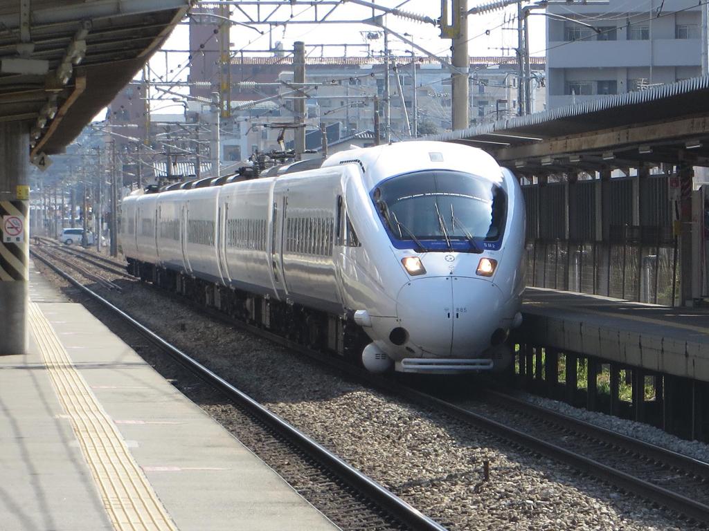 大野城駅を通過する８８５系かもめ博多行き