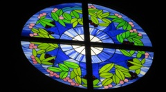 夜のステンドグラスの灯り