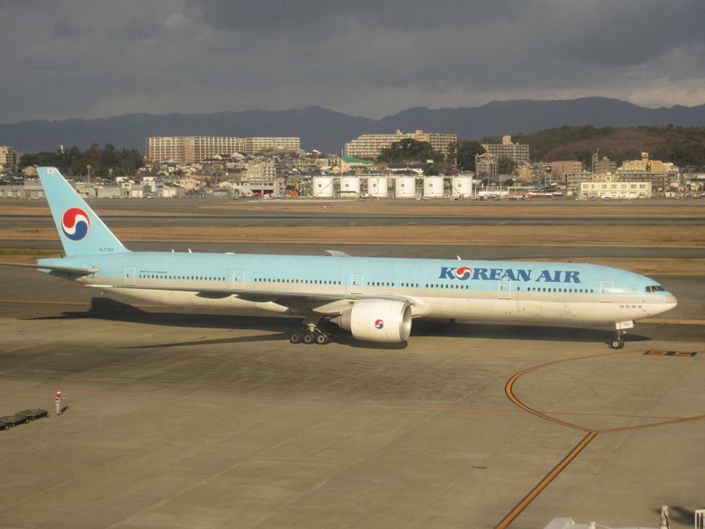 KOREAN AIR  B777-300ER 到着②