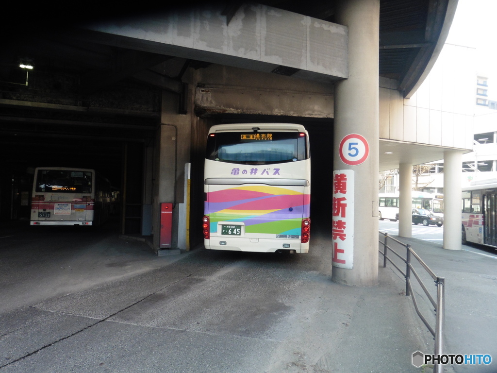 博多バスターミナルの狭い通路に入るバス