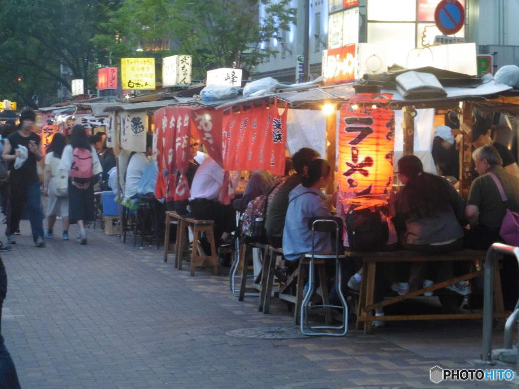 中洲のラーメン屋台の列