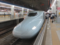 博多駅に停車中のN700系新幹線さくら