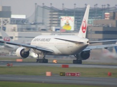 JAL  B777のランディング　福岡空港にて