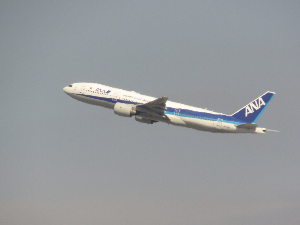 博多シティの屋上より　ANA B777-200の離陸