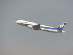 博多シティの屋上より　ANA B777-200の離陸