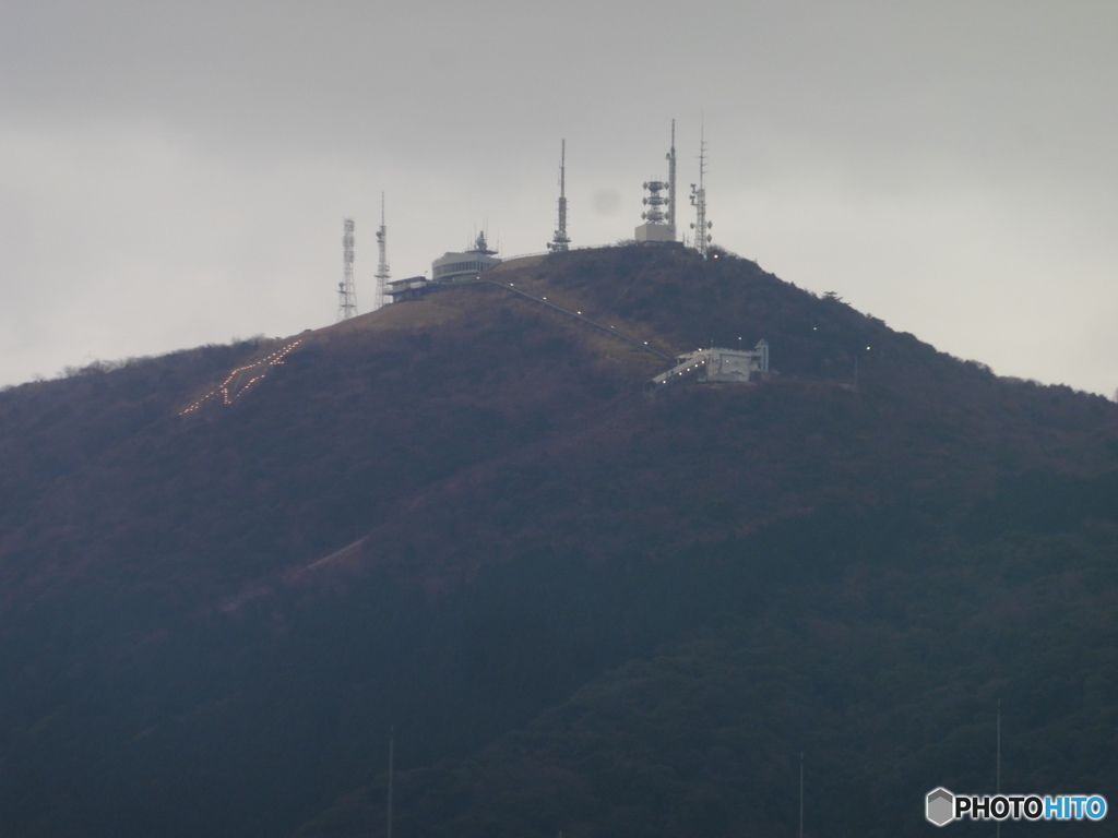 北九州の駅から見えた皿倉山