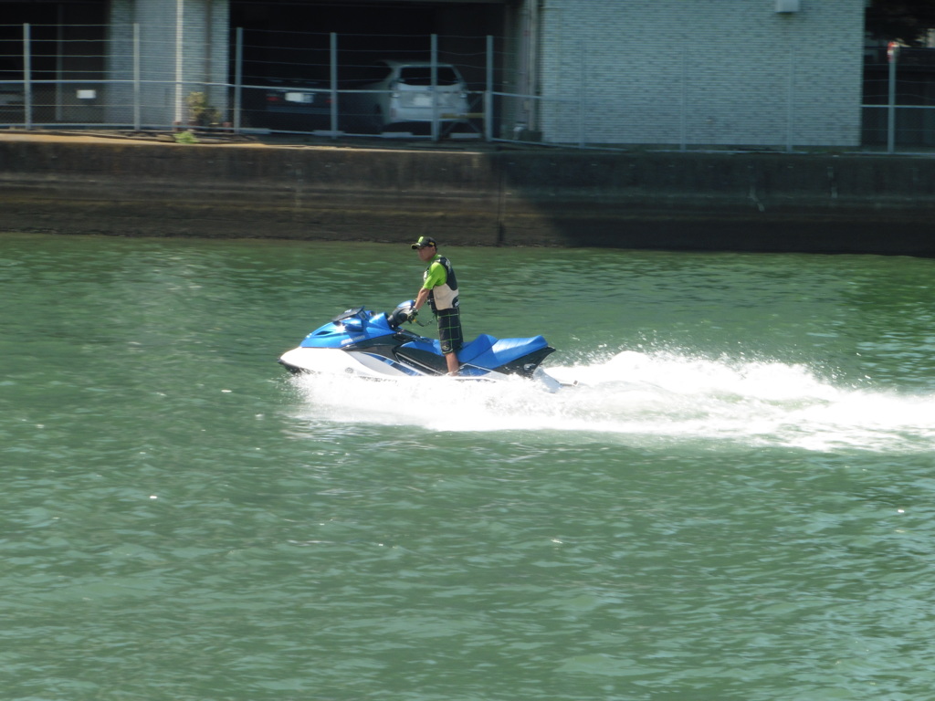 水上バイクを楽しむ若者②