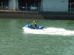 水上バイクを楽しむ若者②
