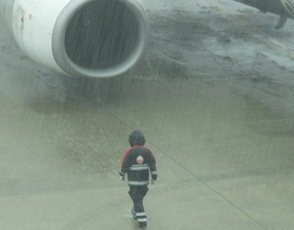 大雨の空港にて⑤