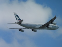 離陸　キャセイ　A340