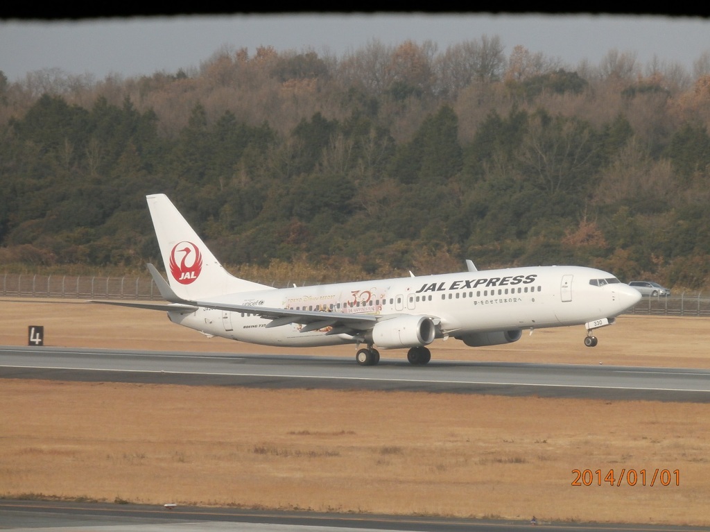 熊本空港を出発するJAL　B737