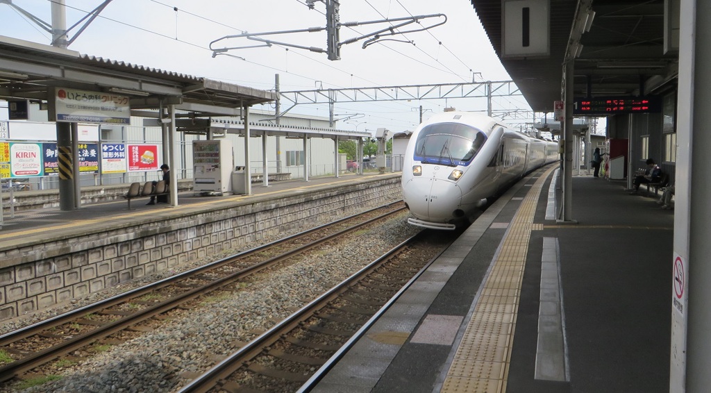 駅を通過する885系かもめ