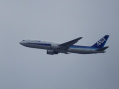 ANA  B767-300ER  JA610Aの着陸　博多シティ屋上より　②