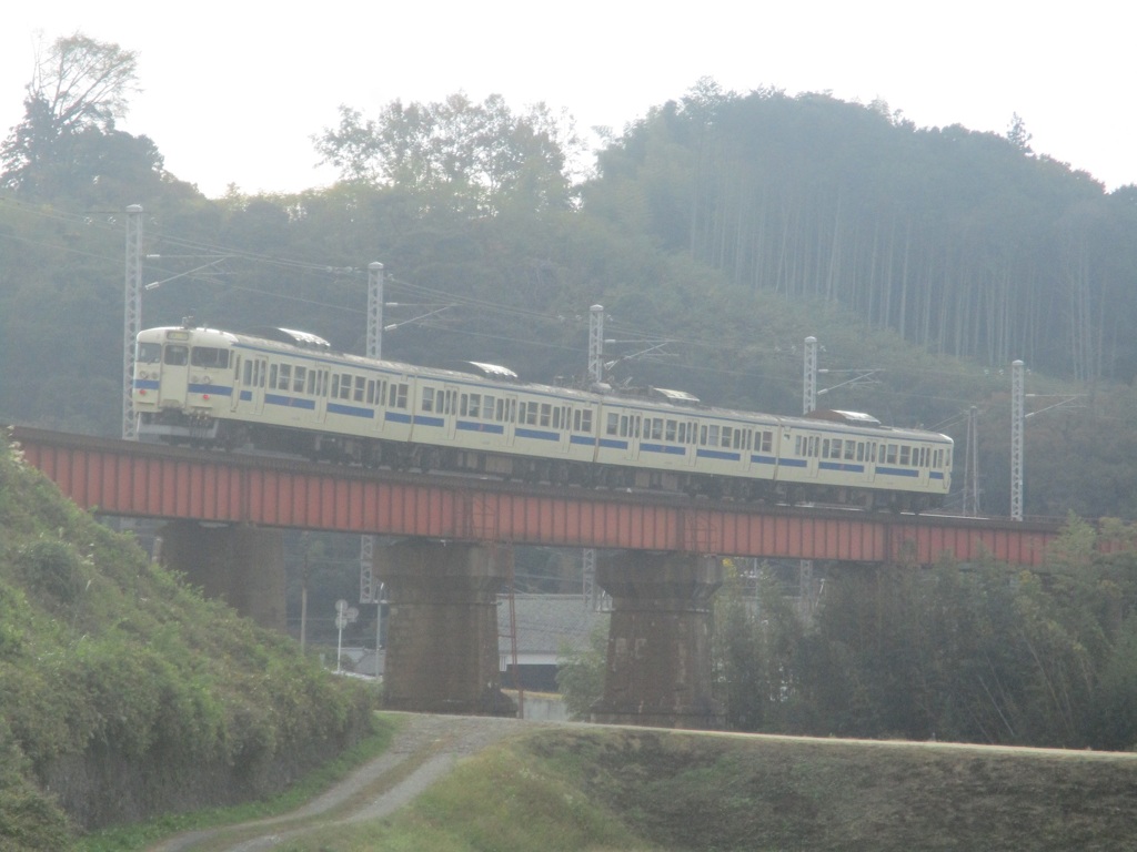415系　杵築駅カーブ通過