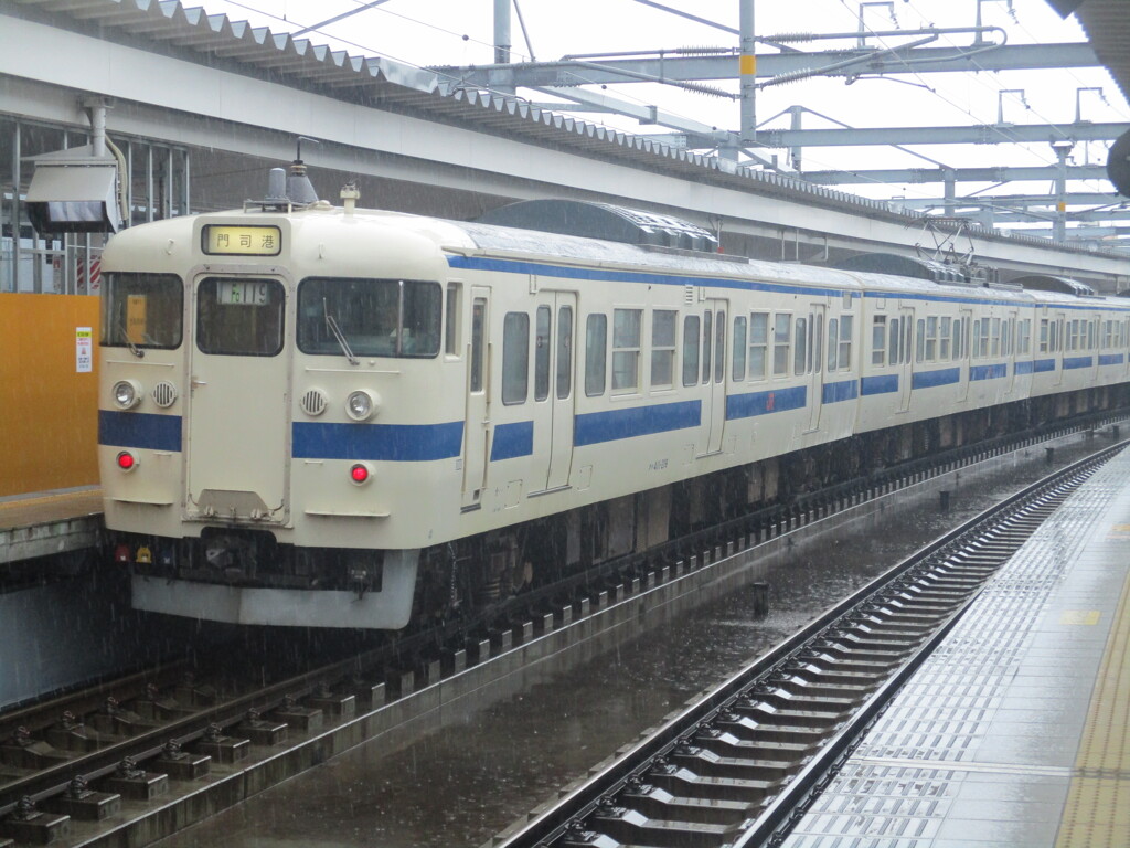 雨の中の415系