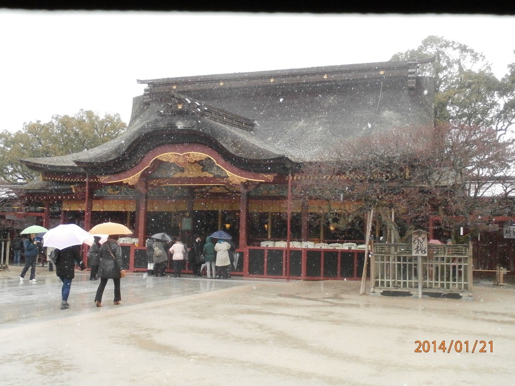 雪の中の参拝者①