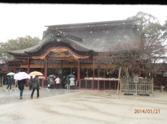 雪の中の参拝者①