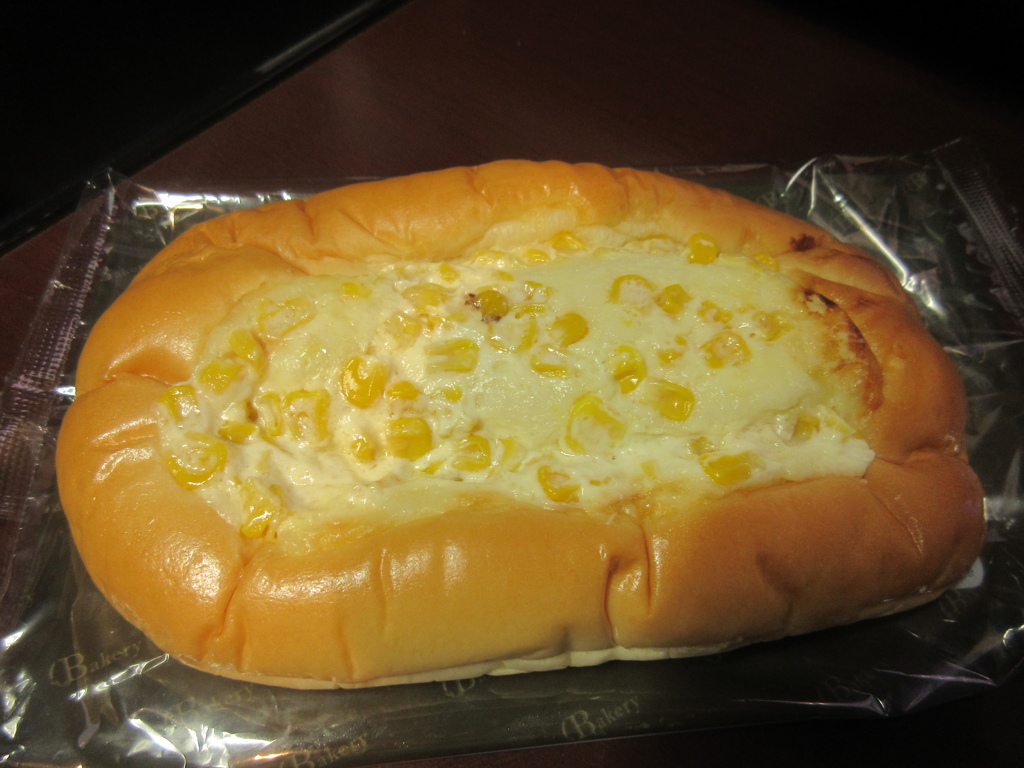 夜食のコーンパン