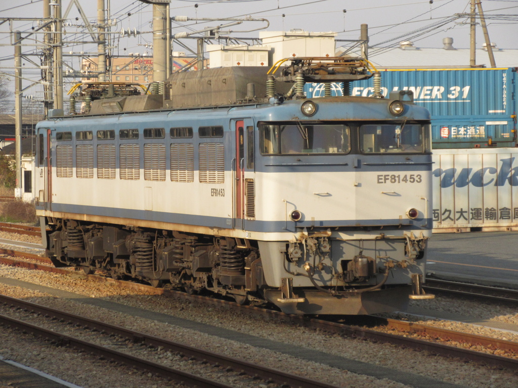 田代駅に待機中のEF81-453①