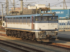 田代駅に待機中のEF81-453①